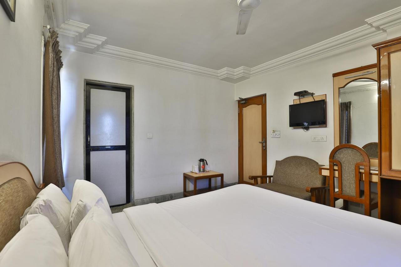 Hotel Midtown Surat Zewnętrze zdjęcie