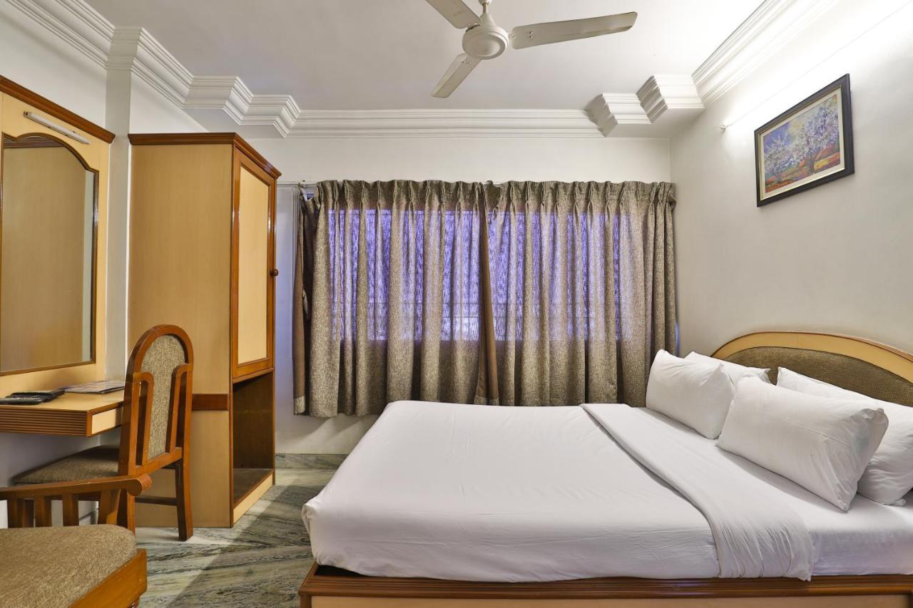 Hotel Midtown Surat Zewnętrze zdjęcie