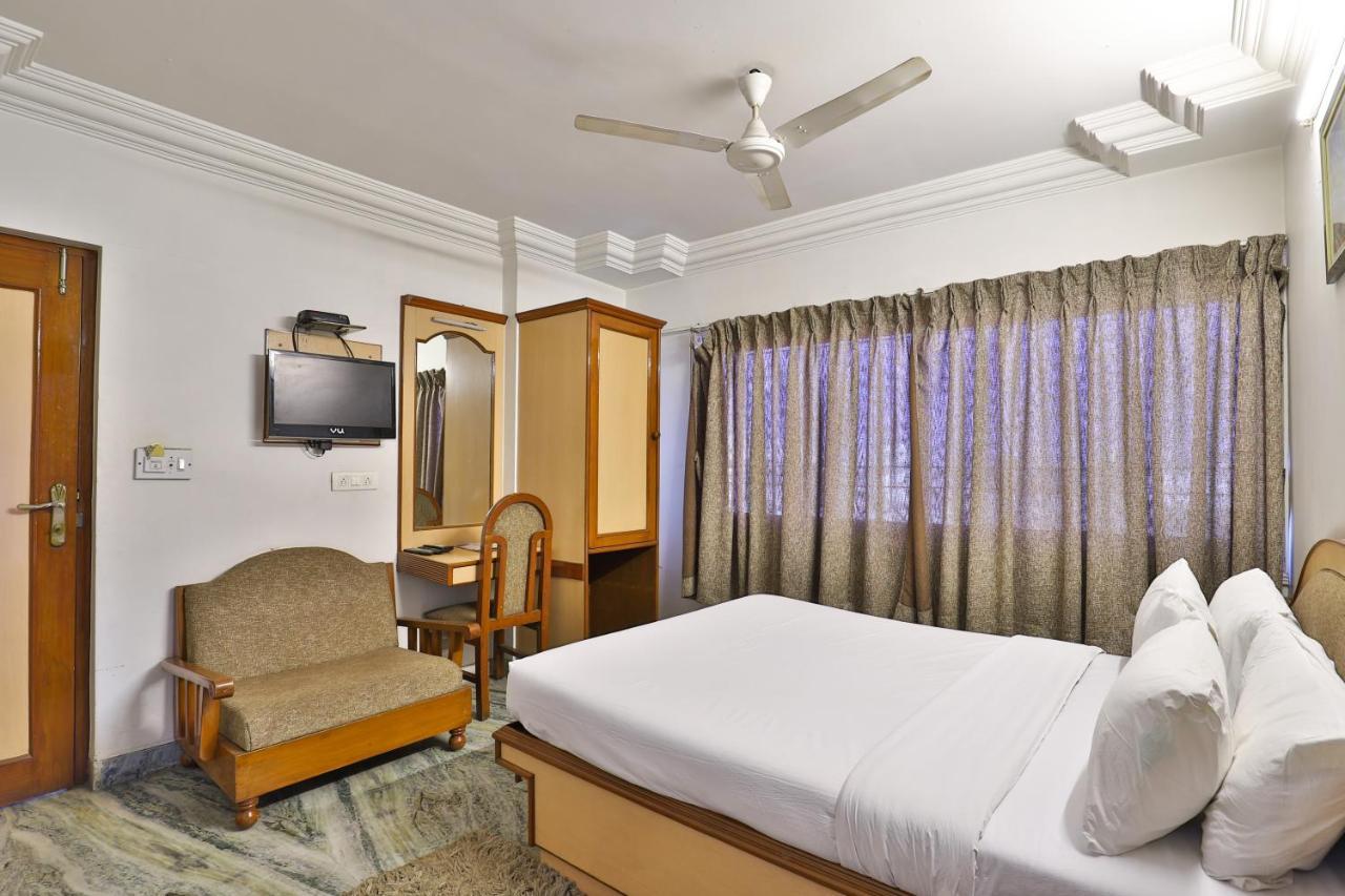 Hotel Midtown Surat Zewnętrze zdjęcie