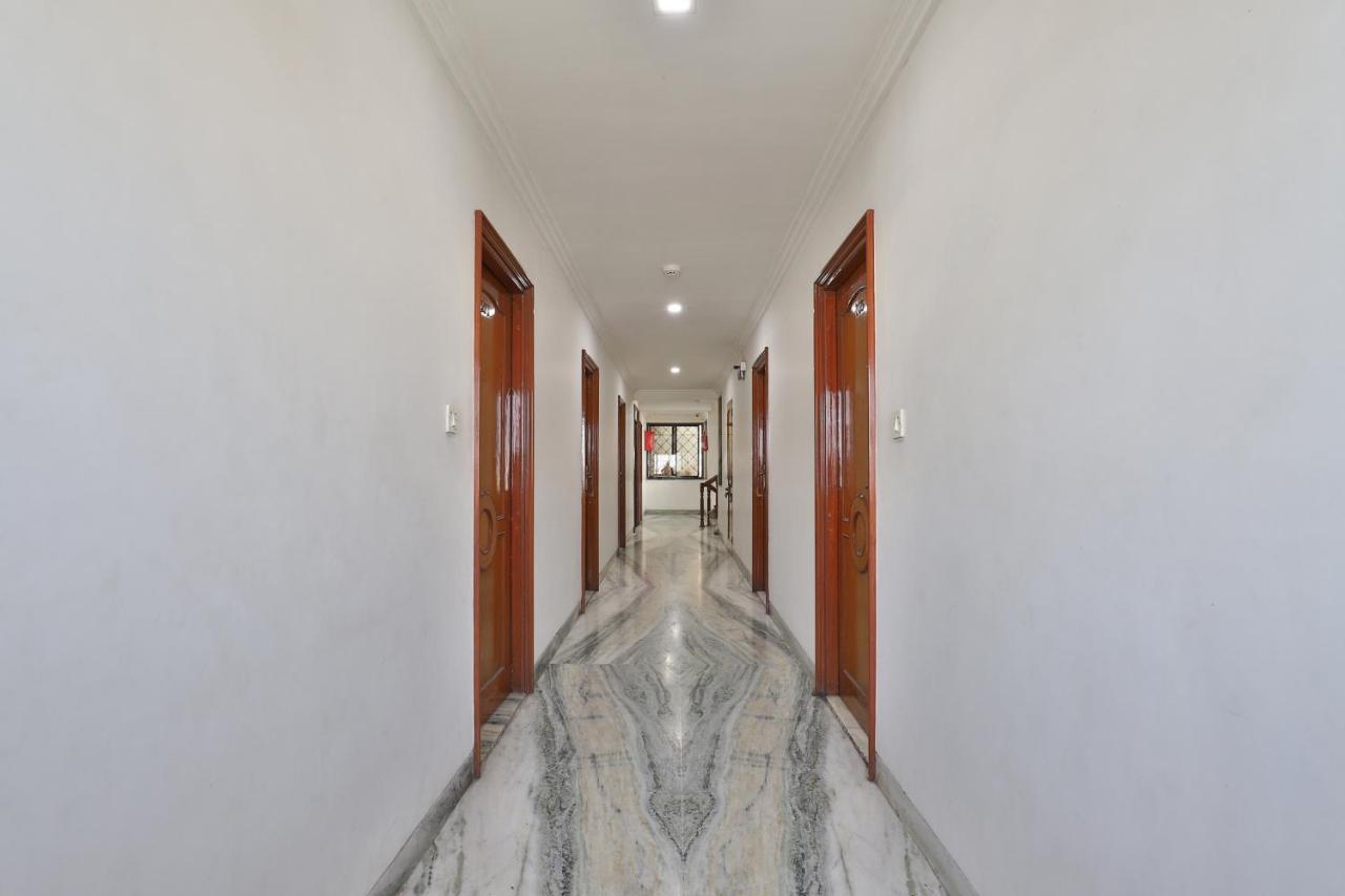 Hotel Midtown Surat Zewnętrze zdjęcie