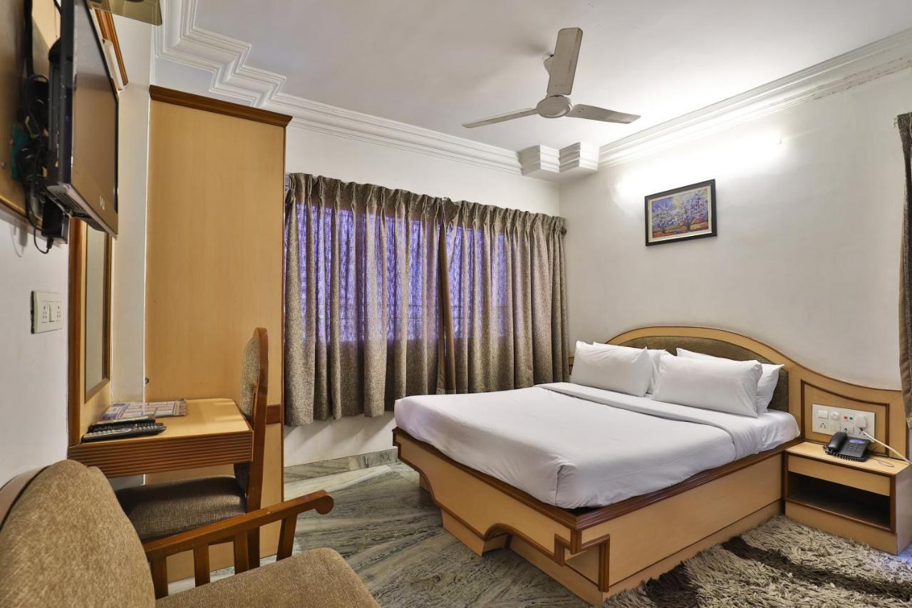 Hotel Midtown Surat Zewnętrze zdjęcie
